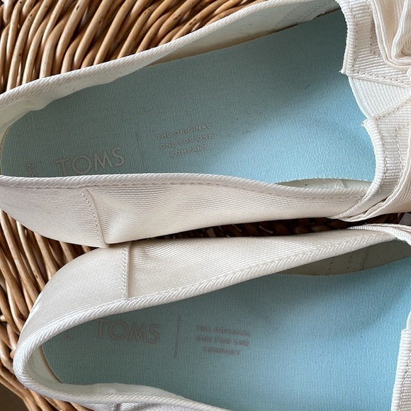 TOMS beautiful ivory bow slip on loafer - Picture 4 of 9